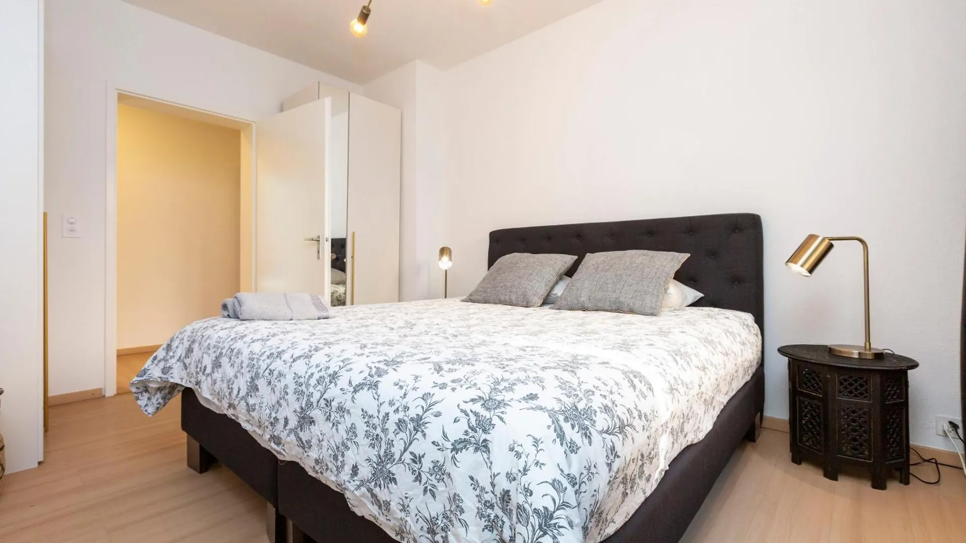 Kaya Zurich Apartment Ruby