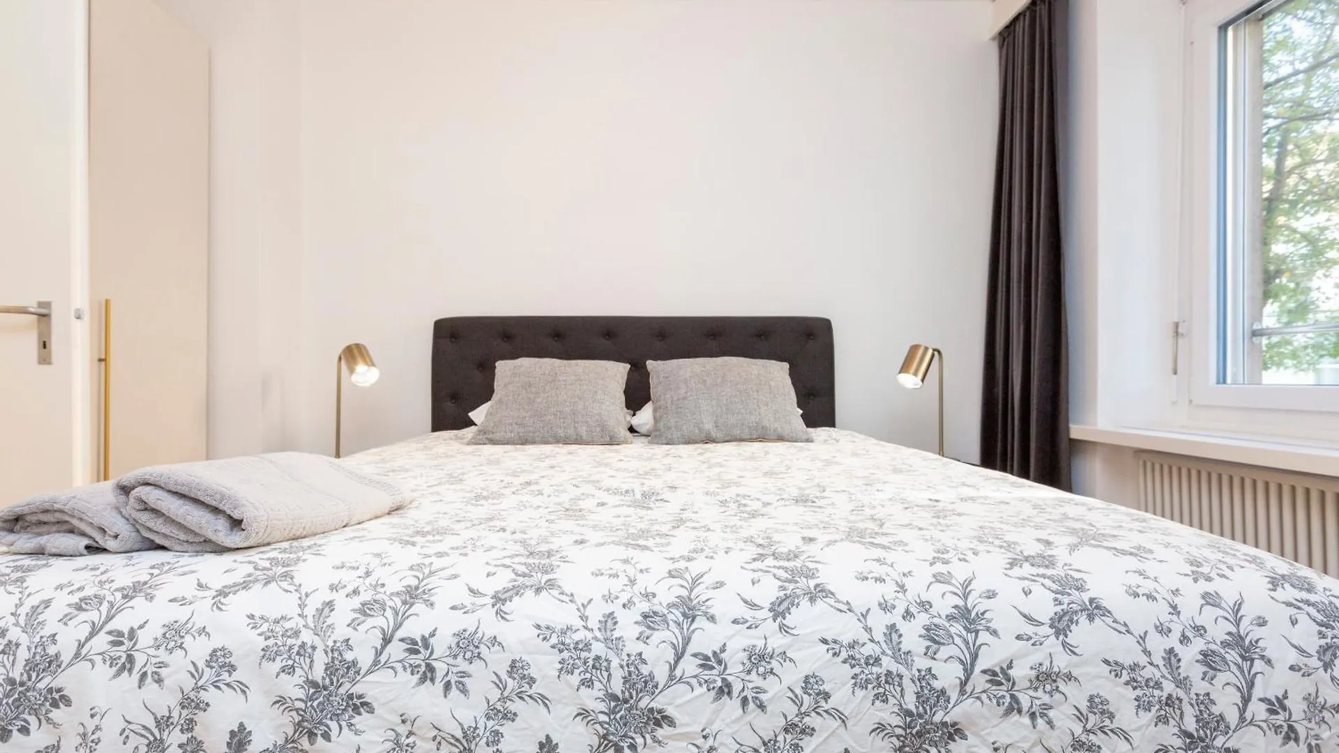 Kaya Zurich Apartment Ruby